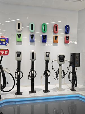 เครื่องชาร์จ EV AC ติดผนัง 7kW 32A 220V หน้าจอสัมผัส 4.3 นิ้ว สำหรับใช้ในบ้านและโรงรถ